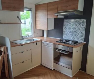 Intérieur cuisine équipée avec évier plaque gaz et four du Mobil Home 6 pers à Vias Plage