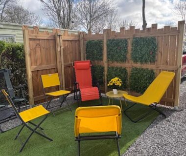 Terrasse extérieure avec chaises jaunes et fauteuil rouge du Mobil-Home 6 personnes