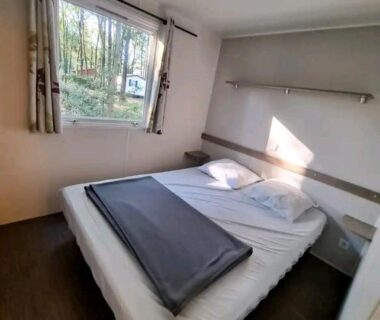 Chambre avec lit double et fenêtre dans le Mobil Home 6 personnes 3 chambres à 25 MIN Puy duFou