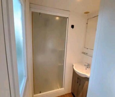 Salle de bain avec douche et lavabo dans le Mobil Home 6 personnes 3 chambres à 25 MIN Puy duFou