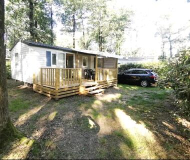 Emplacement ombragé avec mobil-home et voiture du Mobil Home 6 personnes 3 chambres à 25 MIN Puy duFou