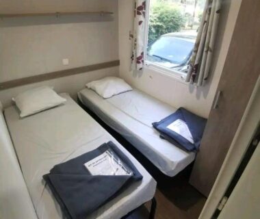 Chambre avec deux lits simples dans le Mobil Home 6 personnes 3 chambres à 25 MIN Puy duFou
