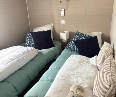 Chambre avec deux lits simples dans le Mobil-Home 6 personnes