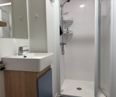 Salle de bains avec cabine de douche et lavabo dans le Mobil Home 6 personnes La Marina