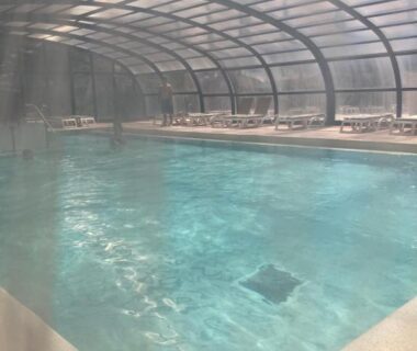 Piscine couverte avec voûte transparente et transats au Mobil Home 6 personnes La Marina