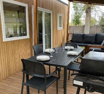 Terrasse en bois avec salon et table à manger du Mobil Home 6 personnes La Marina