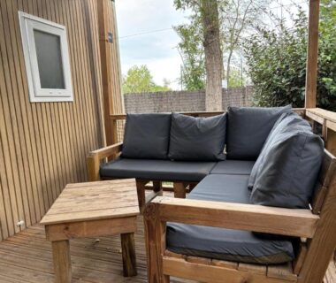 Terrasse en bois avec banquette extérieure du Mobil Home 6 personnes La Marina