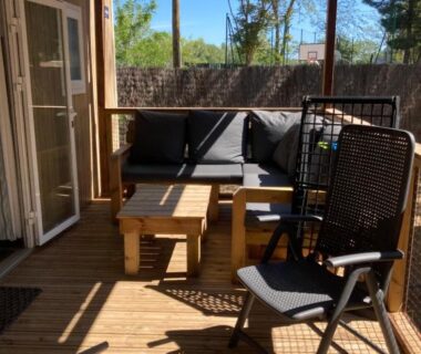Terrasse couverte avec salon extérieur en bois du Mobil Home 6 personnes La Marina