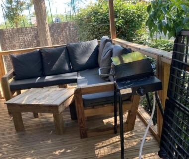Terrasse en bois avec salon extérieur au Mobil Home 6 personnes La Marina