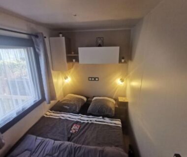 Chambre avec lit double et lampes dans le Mobil-Home 6 places climatisé avec WIFI