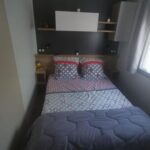 Intérieur chambre avec lit double et étagères du Mobil-Home 6 places climatisé avec WIFI
