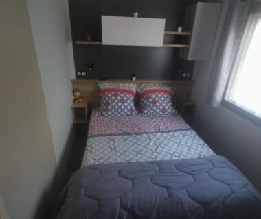 Intérieur chambre avec lit double et étagères du Mobil-Home 6 places climatisé avec WIFI