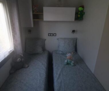 Chambre avec deux lits jumeaux du Mobil-Home 6 places climatisé avec WIFI