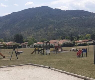 Aire de jeux et pelouse face aux montagnes du Mobil-Home