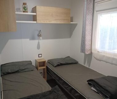 Intérieur chambre avec deux lits simples dans le Mobil Home 710 Bora Bora 3 chambres