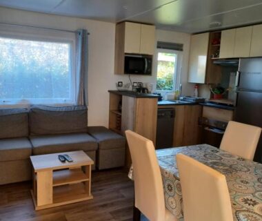 Séjour avec salon cuisine équipée et coin repas du Mobil Home 710 Bora Bora 3 chambres