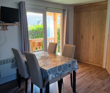 Intérieur coin repas avec table et chaises dans le Mobil Home 710 Bora Bora 3 chambres