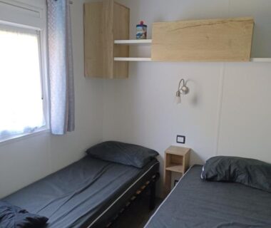 Chambre intérieure avec deux lits dans le Mobil Home 710 Bora Bora 3 chambres