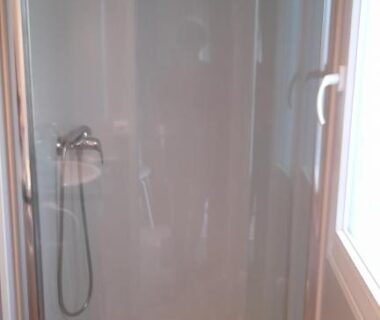 Salle de douche avec cabine vitrée dans le Mobil Home AGDE