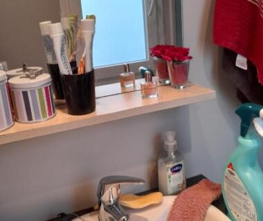 Salle de bain avec lavabo, produits de toilette et serviette du Mobil Home AGDE