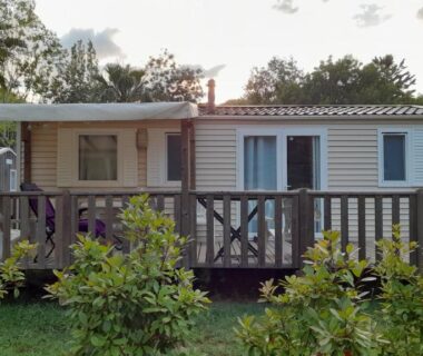 Terrasse en bois et jardinet du Mobil Home AGDE