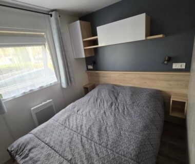 Chambre double avec lit tête de lit et fenêtre dans le Mobil-Home BORA BORA 2022