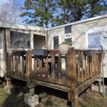 Terrasse en bois avec jardinières dans le camping du Mobil-Home BORA BORA 2022