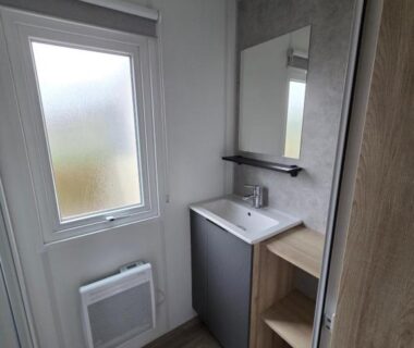 Salle d'eau avec lavabo miroir et fenêtre dans le Mobil-Home BORA BORA 2022
