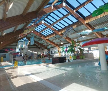 Piscine couverte avec toboggans et fontaines au Mobil-Home BORA BORA 2022