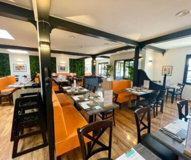 Salle à manger intérieure avec banquettes et tables du Mobil-Home BORA BORA 2022