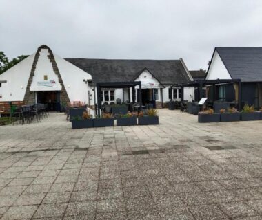 Cour pavée avec terrasses et jardinières au Mobil-Home BORA BORA 2022 du Domaine de Kerlann