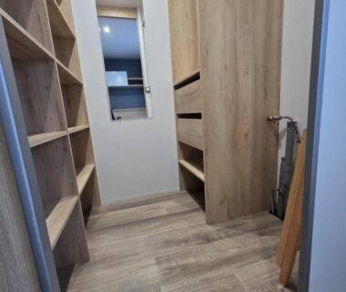 Dressing avec étagères miroir et sol stratifié dans le Mobil-Home BORA BORA 2022