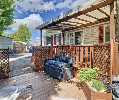 Terrasse ombragée avec canapé et jardinières du Mobil-Home CL 14 à Vias