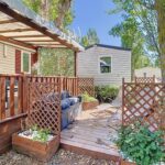 Terrasse en bois avec banquette et jardinières au Mobil-Home CL 14 à Vias La Carabasse