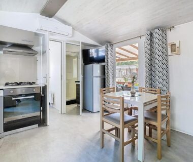 Intérieur avec kitchenette et coin repas du Mobil-Home CL 14 à Vias La Carabasse Camping Siblu