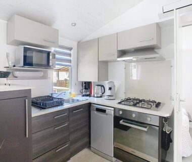 Cuisine équipée avec plaques gaz four et lave-vaisselle dans le mobil-home CL 14 à Vias La Carabasse Camping Siblu
