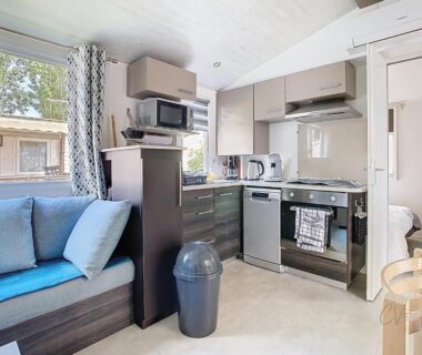 Intérieur avec kitchenette et banquette du Mobil-Home CL 14 à Vias La Carabasse Camping Siblu