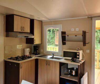 Cuisine équipée avec coin repas dans le mobil home Camiers