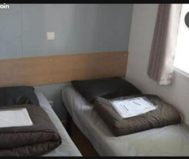 Chambre avec deux lits et fenêtre dans le Mobil-Home Camping 6 personnes ARDECHE Le Domaine de Chaussy