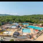 Complexe aquatique avec piscines et toboggans au camping Le Domaine de Chaussy