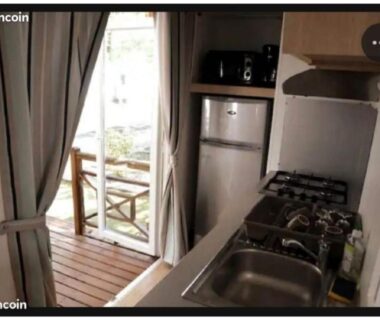 Cuisine ouverte donnant sur terrasse en bois du Mobil-Home Camping 6 personnes ARDECHE Le Domaine de Chaussy