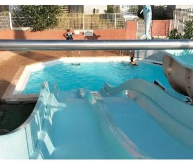 Piscine avec toboggans et barrières au Mobil-Home Camping 6 personnes ARDECHE Le Domaine de Chaussy