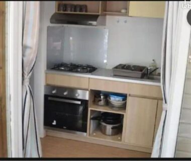 Cuisine équipée dans le mobil-home 6 personnes du Domaine de Chaussy