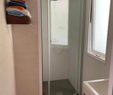 Salle de douche avec cabine vitrée et serviettes dans le Mobil Home Camping ARGELÈS SUR MER