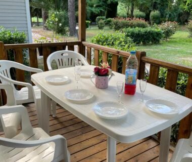 Terrasse couverte avec table et chaises du Mobil Home Camping ARGELÈS SUR MER