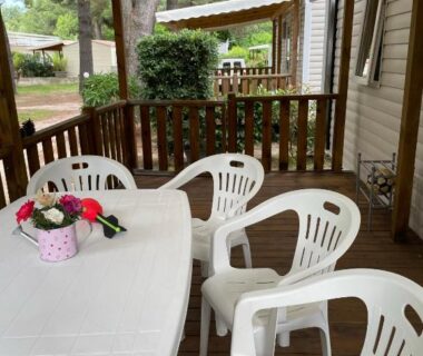 Terrasse couverte avec table et chaises du Mobil Home Camping ARGELÈS SUR MER