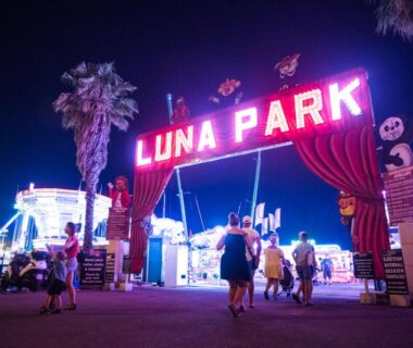 Entrée du Luna Park de nuit avec néons et palmiers au Mobil Home Camping ARGELÈS SUR MER