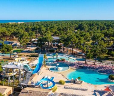 Au camping parc aquatique avec piscines et toboggans du Mobil-Home Camping Club 5* Montalivet