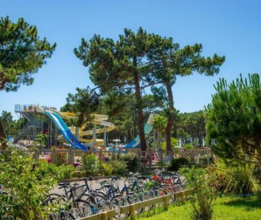Aire de piscine avec toboggan et vélos au Mobil-Home Camping Club 5* Montalivet