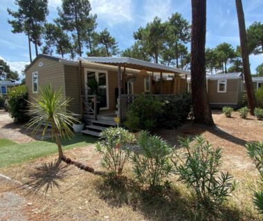 Terrasse et extérieur sous pins au Mobil-Home Camping Club 5* Montalivet